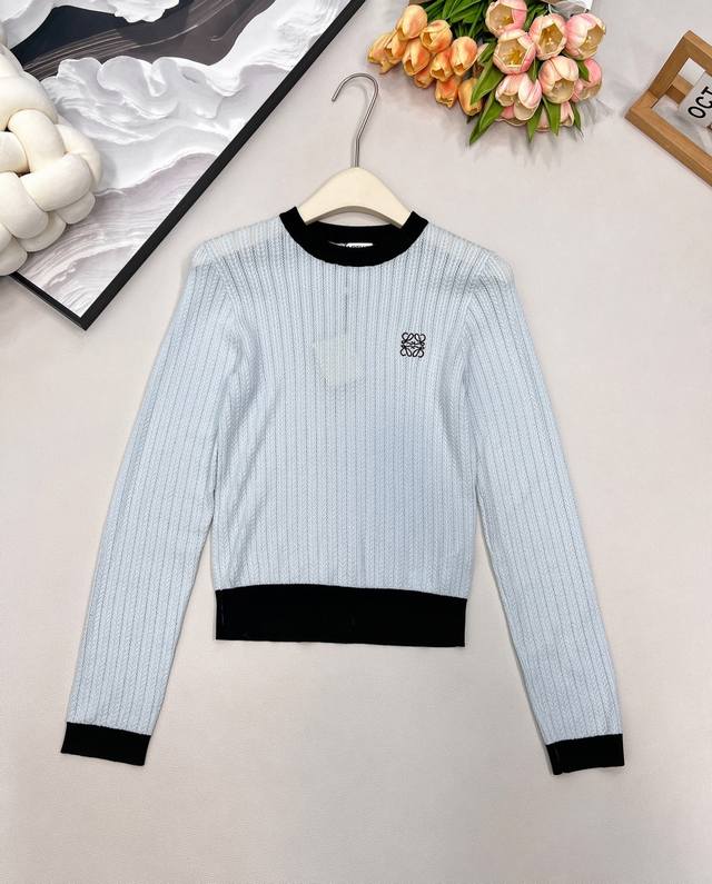 Loewe's new contrasting long-sleeved knit, there must always be a Loewe in your