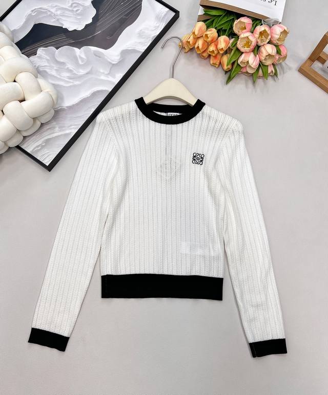 Loewe's new contrasting long-sleeved knit, you must always have a Loewe piece in