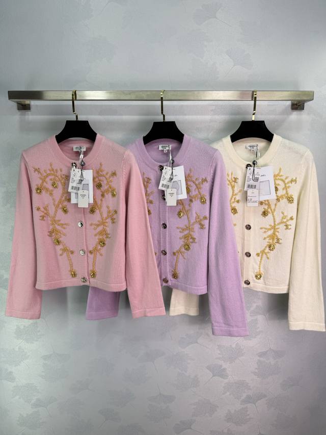 Ch*2025 Fall/Winter new floral beaded knitted cardigan. Gold hand-embroidered fl