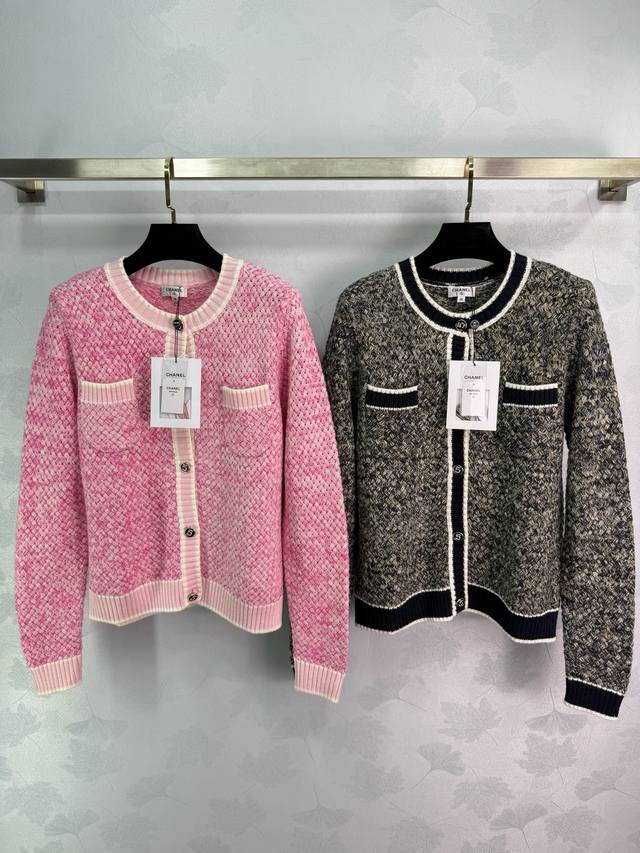 Ch*2025 Early Fall new contrast-colored knitted round-neck cardigan. Made with a