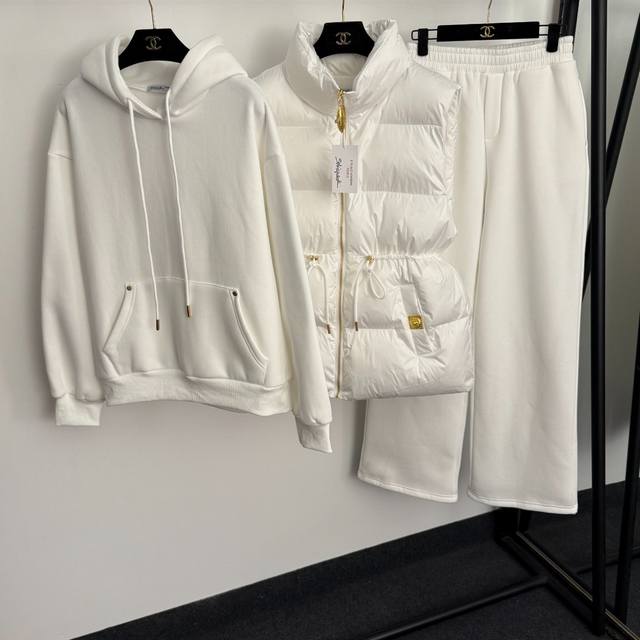 Style No. 20255818 Schiaparelli's latest three-piece warm suit, featuring a gol