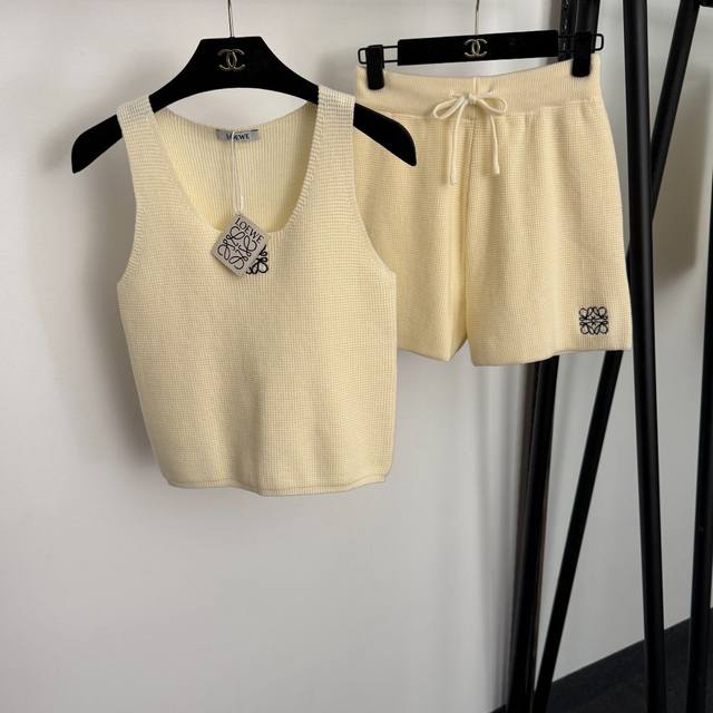 Style No. 20255802 Loew's newest knitted set, simple logo embroidered knitted v