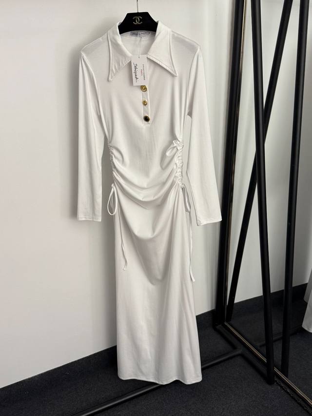 Style No. 20255800 Schiaparelli's latest custom-made special-shaped gold button