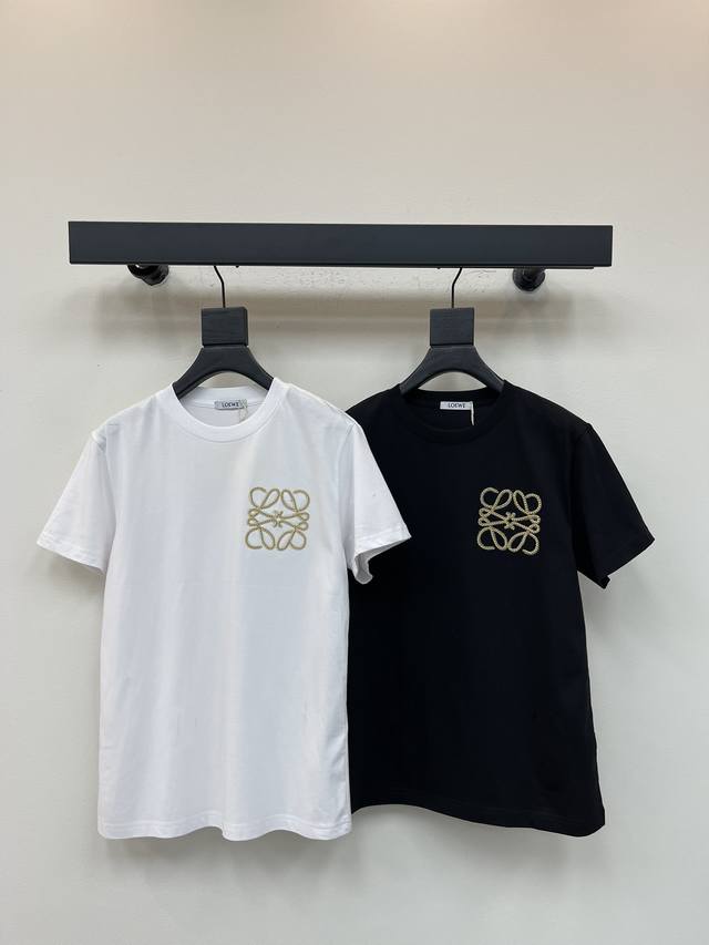 Loew*25's new early fall chain logo crew neck short-sleeved T-shirt. Imported co