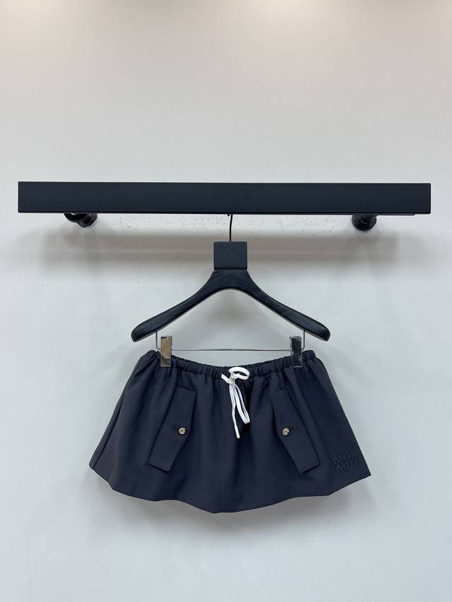 25 New mini skirt with appliqu