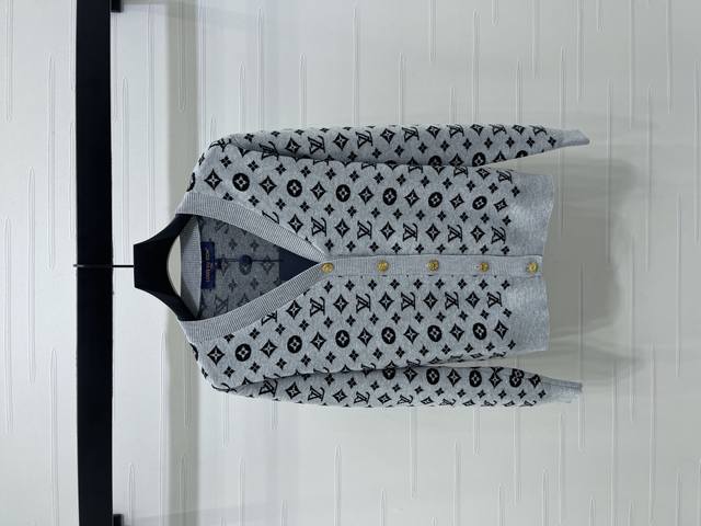 New, original, high-quality Louis Vui*Ton 2025 Early Fall collection! V-neck ja