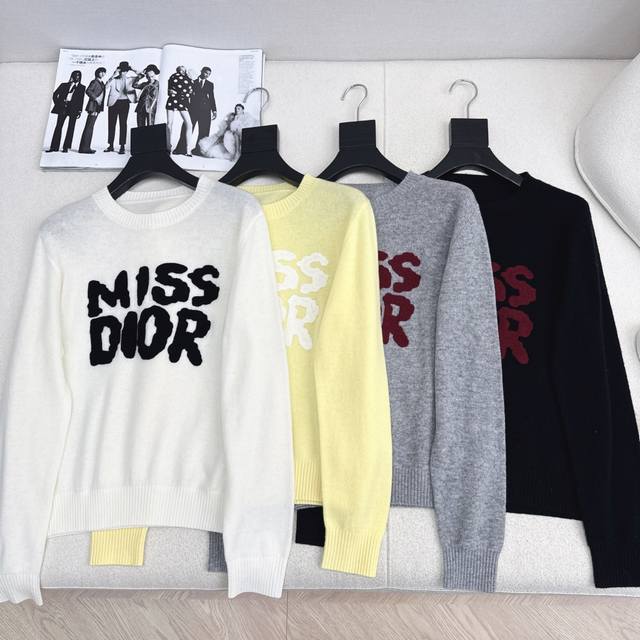 Cd 25Ss The latest autumn/winter Missd sweater with a 3D embroidered logo. This