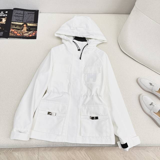 A stylish must-have for Her 25Ss, this autumn/winter newest model features a ha