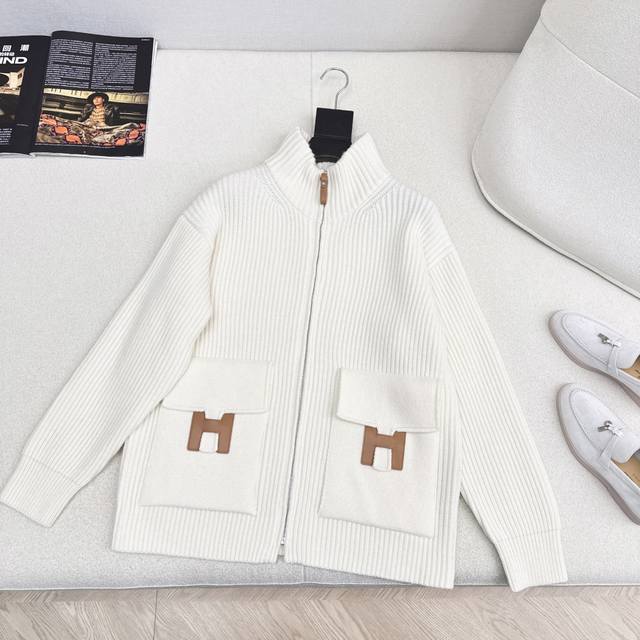 Exclusive debut of Her 25Ss' latest fall/winter collection. This popular series