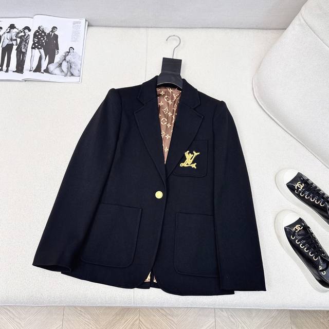 L's latest fall/winter solid-color slim-fit blazer. Stunningly stylish, the thre