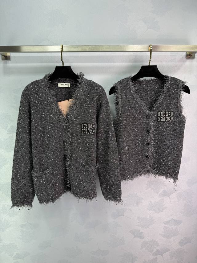 Miu*25 Early Fall new fringed cardigan and vest two-piece set. Soft and comforta