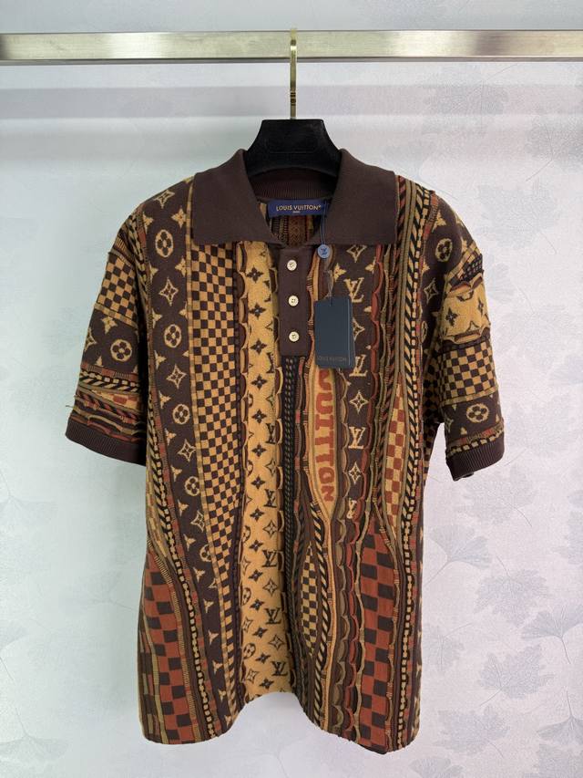 Lou*25's new early fall collaboration, a brown jacquard knit polo shirt. This hi