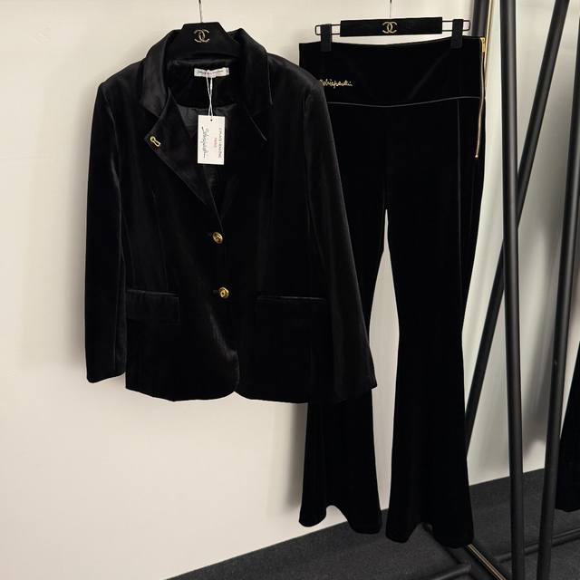 Style No. 20255768 Schiaparelli's latest high-end gold velvet suit, a long-slee