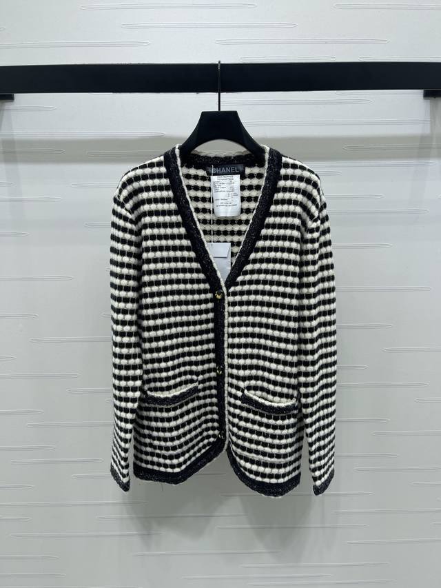 New, original, high-quality Chane* 2025 Early Fall Collection! Striped V-neck k
