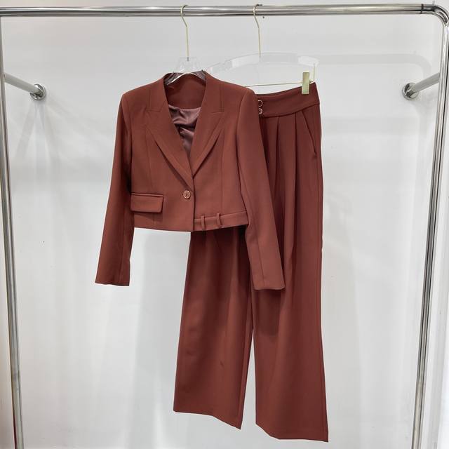 New elegant suit, romantic and moving, very beautiful and durable, fashionable