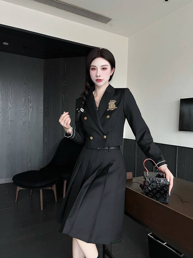 loulsvultton 2025* New arrival: preppy-inspired, badge-embroidered A-line midi s