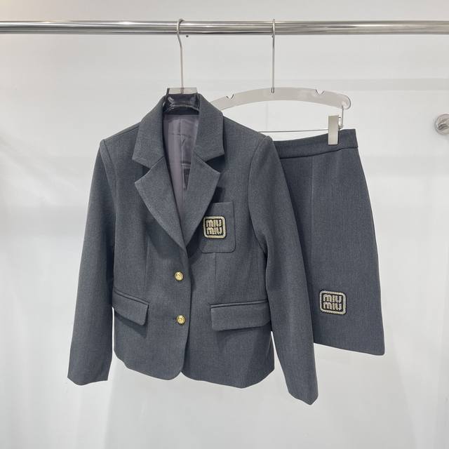 The new Miumiu suit and skirt set is novel and fashionable, with independent per