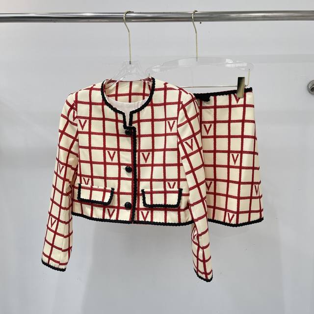 Fashionable and elegant plaid suit, elegant and slim, exquisite and graceful ar
