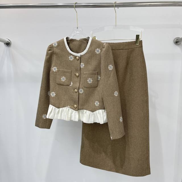 New fashion embroidery suit, simple fashion, showing noble and elegant temperam