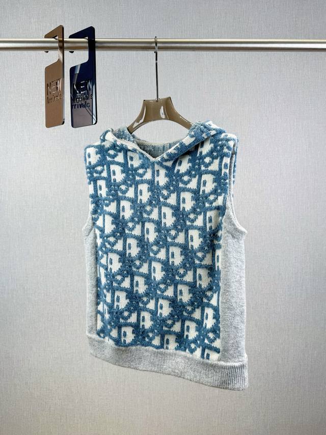 Cd | Sleeveless Hoodie This sleeveless hoodie, a beachwear-exclusive collection,