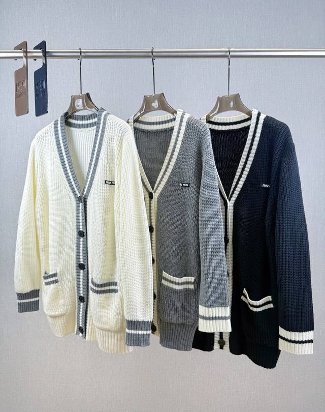 Miu | Contrast Logo Cardigan 30% cashmere, 70% wool Sleek and refined, oversize