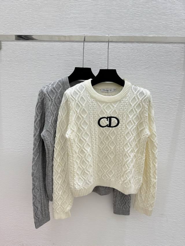D's early autumn new style solid color three-dimensional pattern round neck knit