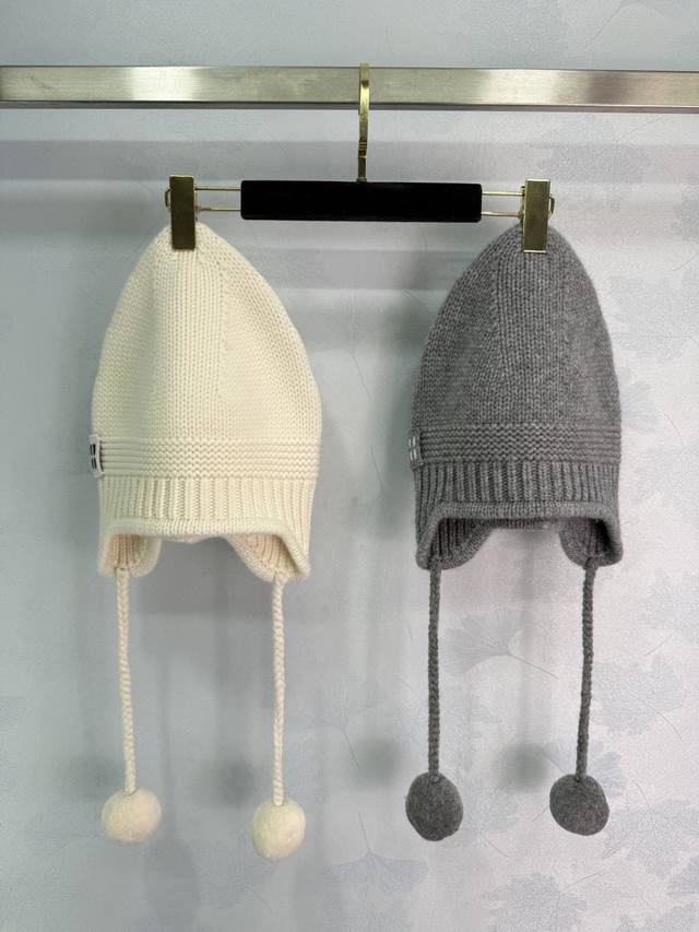 Miu*25 new autumn and winter knitted pom-pom hat. Made of wool and cashmere blen