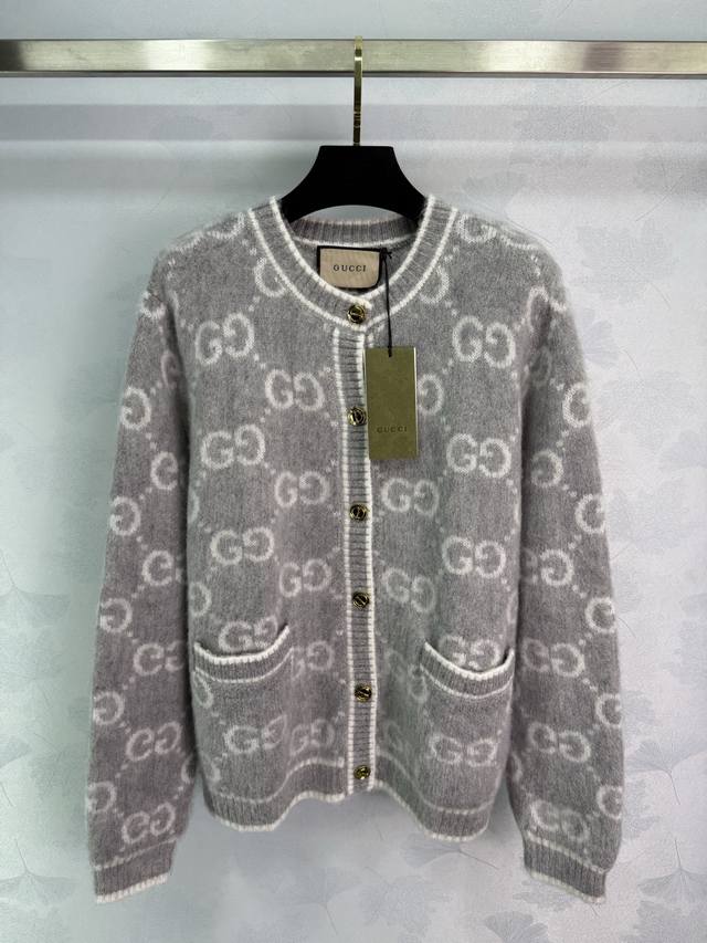 Gucc*25 New round neck knitted cardigan with contrasting jacquard pattern. Styli