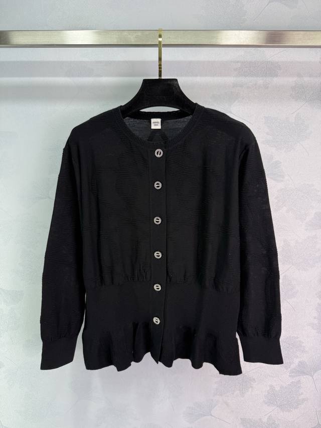 He*25S's new fine-needle wool crocheted round-neck cardigan. The yarn's delicate