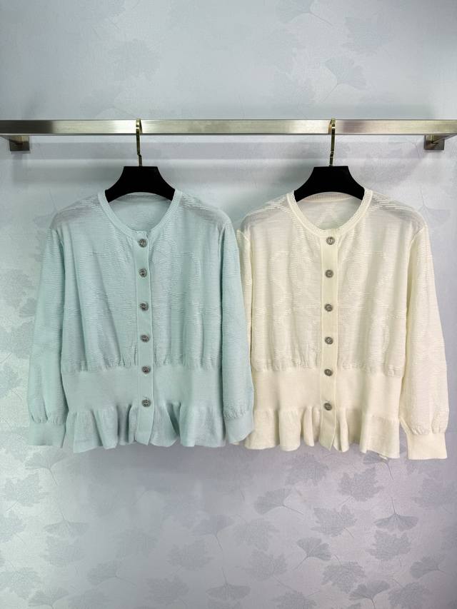 He*25S's new fine-needle wool crocheted round-neck cardigan. The yarn's delicate