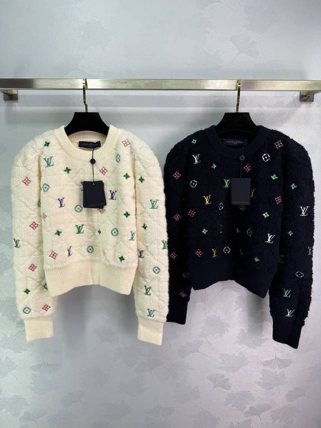 Lou*'s new 2025 Early Fall crew-neck embroidered knitted pullover sweater! Custo