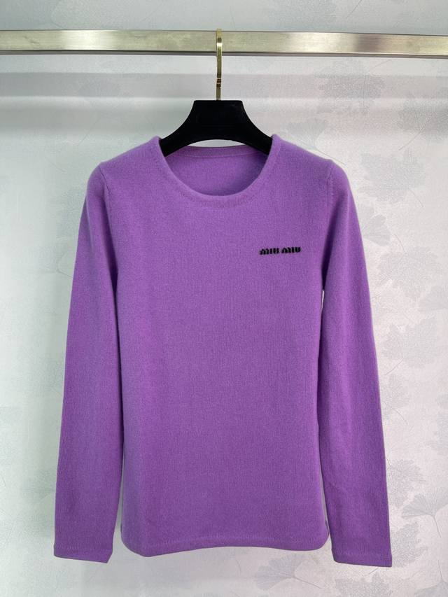 Miu*25 Early Fall new round neck sweater with a small logo on the chest. Simple