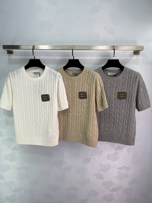 Miu*25's new early fall knit top is youthful and stylish, super versatile. The l