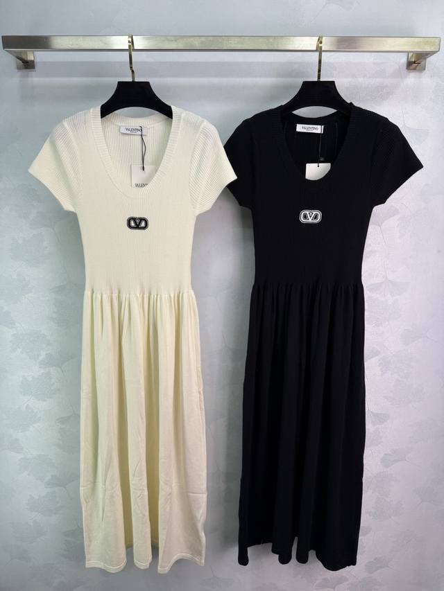 Va*25 New Early Fall Knitted Short-Sleeved Maxi Dress. Custom-woven from Yb wool