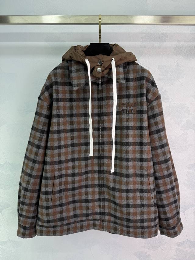 Miu Mi* 2025Fw new coat with detachable hood. Classic check design. Soft and com