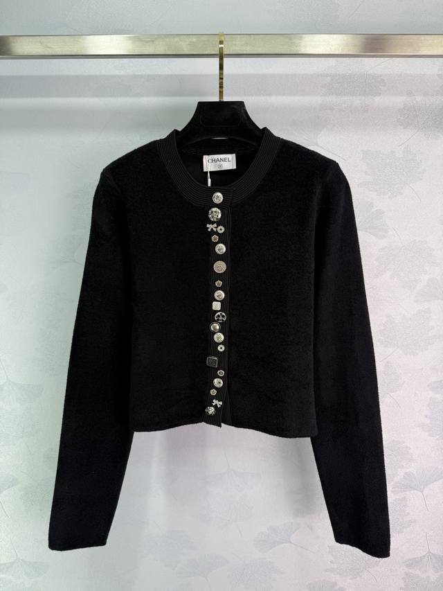 Ch*25 New fall/winter round-neck knitted cardigan. The front features exquisite