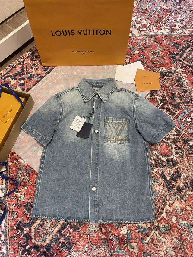 ! Not including packaging, this Louis V* Almighty King denim short-sleeve is abs