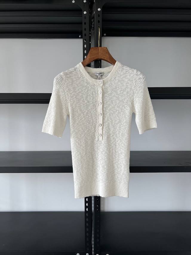 The quality speaks for itself. This Chanel 25M Coco Beach collection is an authe