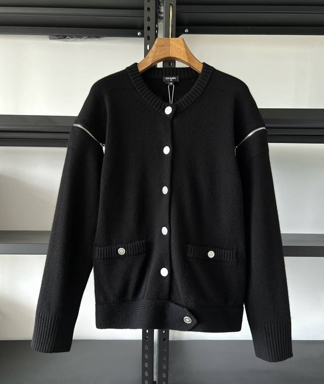 Original material. Cashmere. 98% content. Chanel's authoritative channel also h