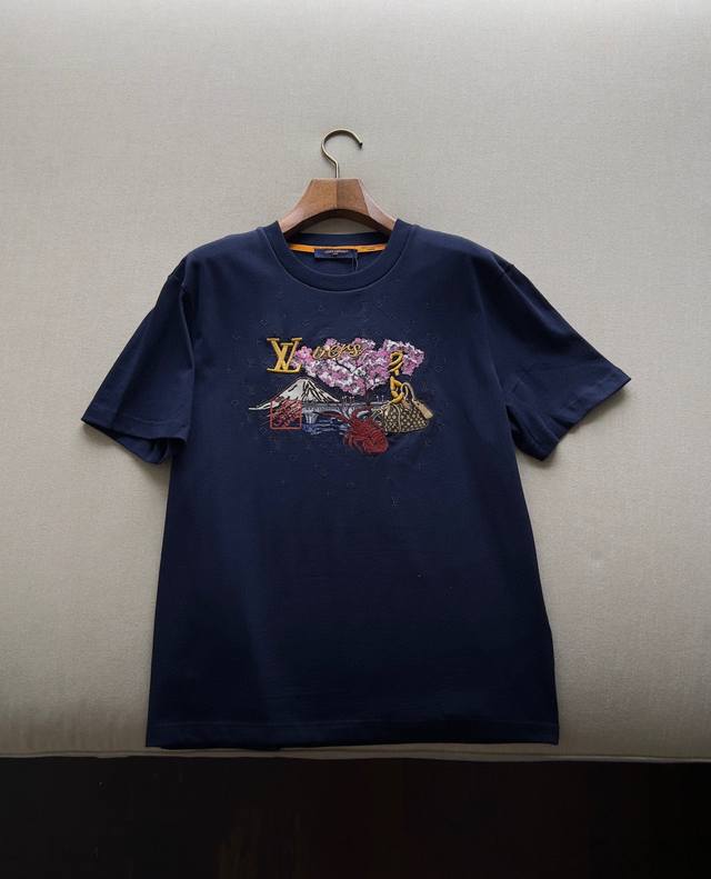 100% authentic. New for the season, embroidered T-shirt. No originals, no re-sal