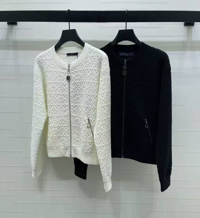New, original, high-quality Louis Vui*Ton 2025 Early Fall collection! Stand-up
