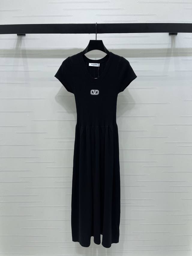 New, original, high-quality Valentin* 2025 Early Fall collection! U-neck short-
