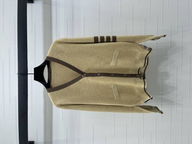 New, original, high-quality Thom Brown* 2025 Early Fall collection! A contrasti