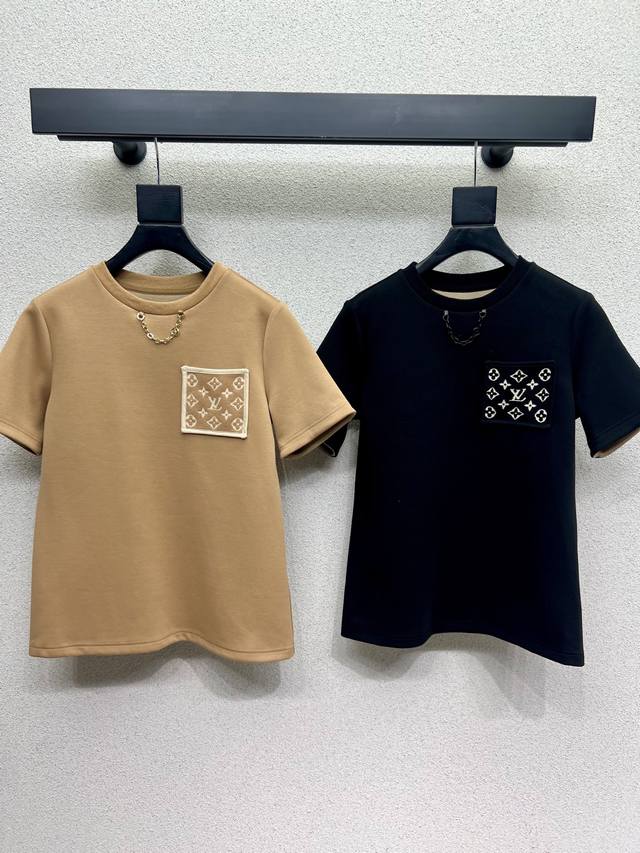 L's series of short-sleeved tops with pockets and monograms are fashionable and