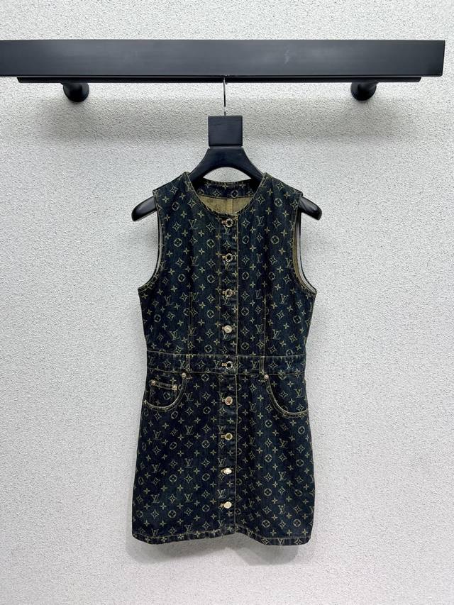 L's series of monogram denim sleeveless dresses are available separately! The te