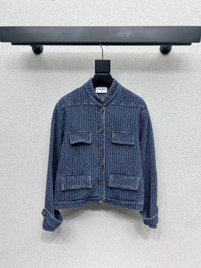 This Chanel-style jacket is stylish, low-key, and luxurious! The style is versa