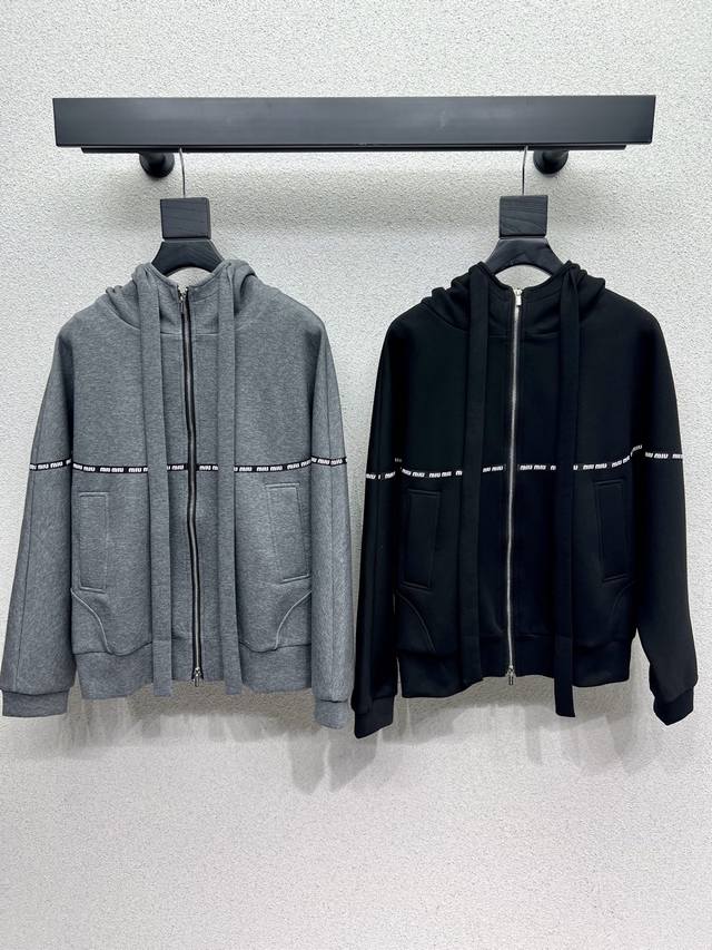 Miu's hooded casual jacket makes everyone look super young and fashionable. Mad