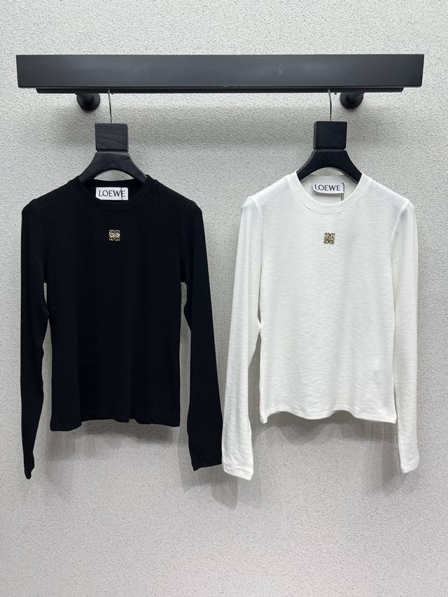 Loewe's classic metal logo top is a soft and refined classic that makes you look