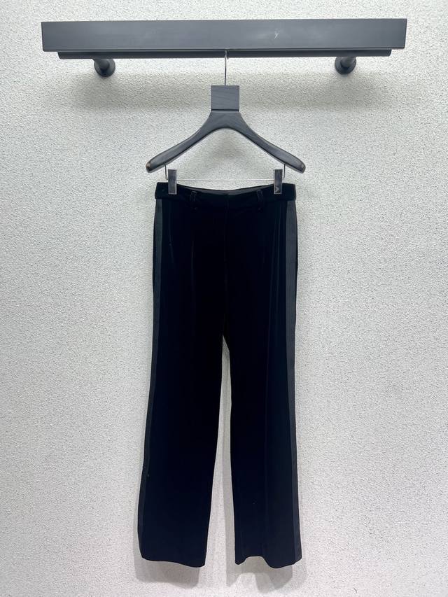 D's velvet side-stitched trousers are neat and stylish, recommended for daily we