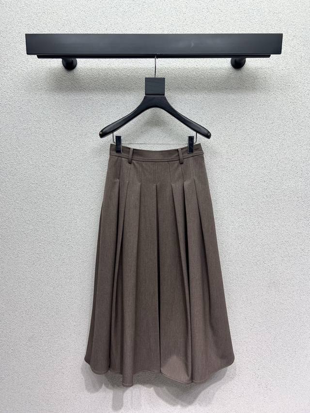 Lp* Suit jacket and pleated skirt are worn separately. Smart, neat and fashionab